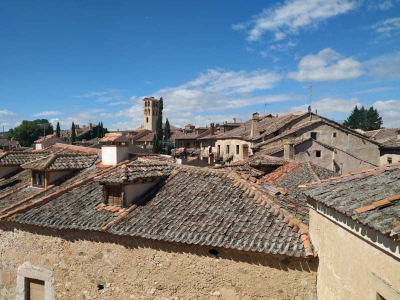 Tejados de teja y torre de la iglesia de Pedraza, Segovia