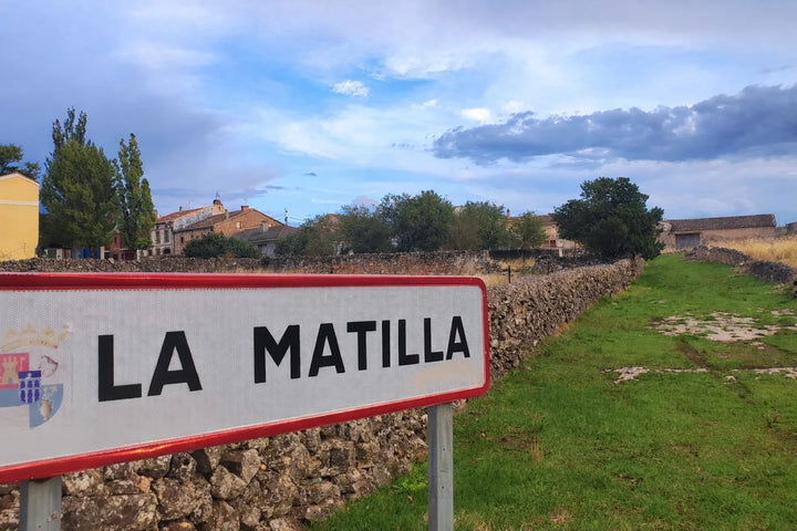 Cartel de entrada a La Matilla junto a un camino rural del Camino de San Frutos, en la Tierra de Pedraza, Segovia