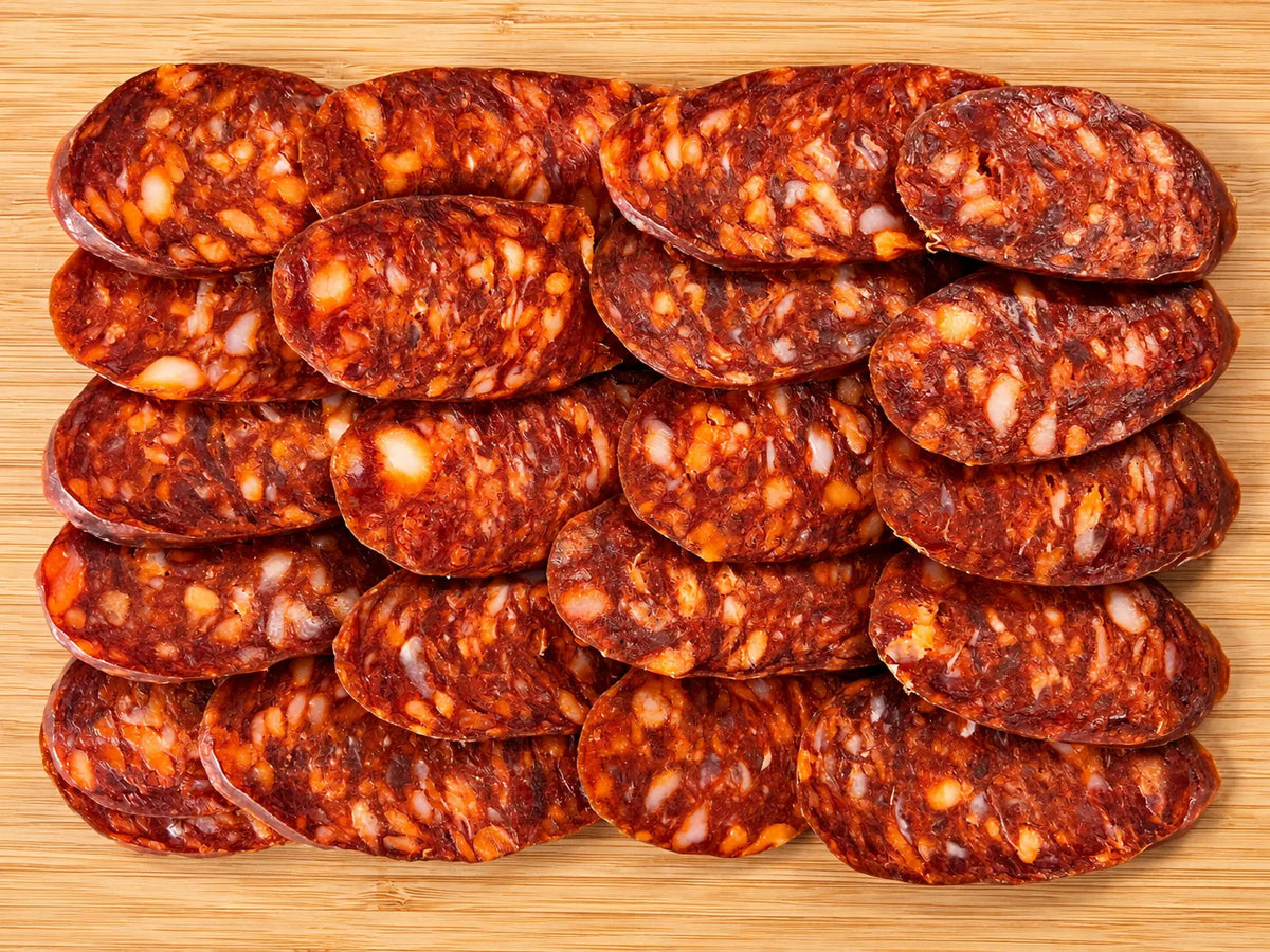 Rodajas de chorizo de La Matillana dispuestas sobre una tabla de madera