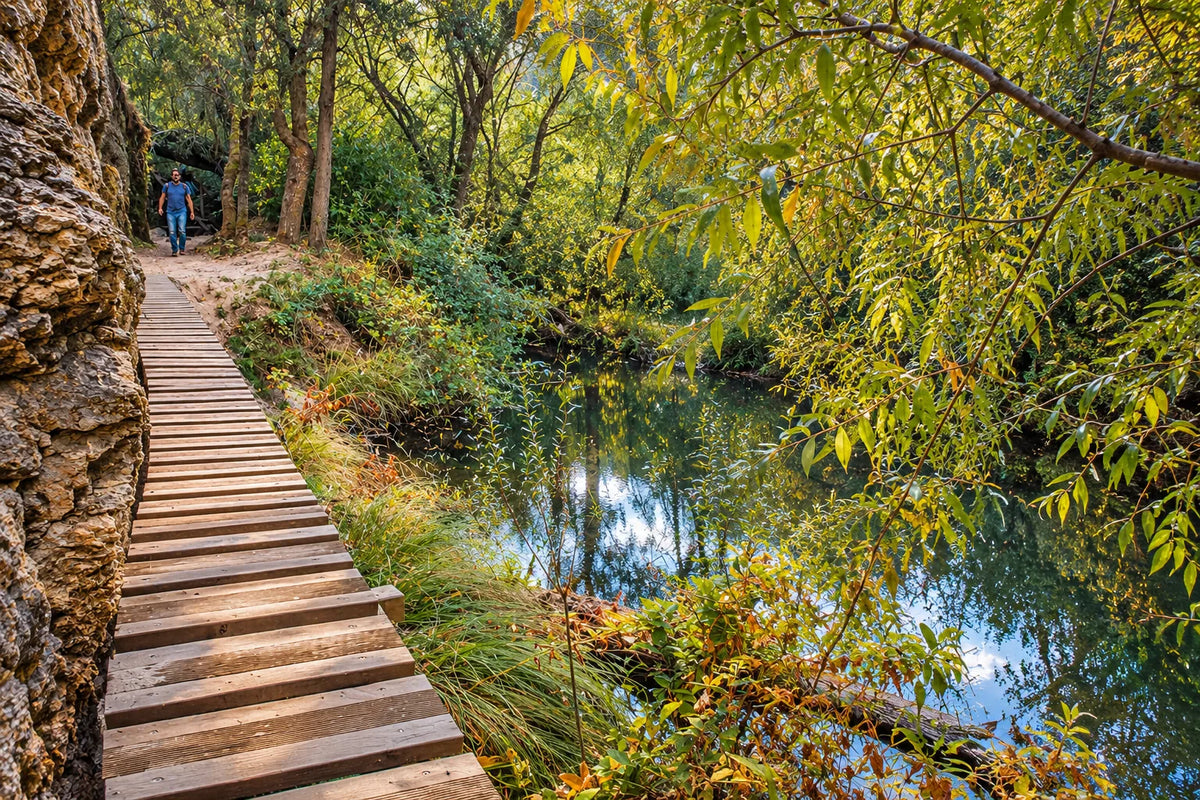 Pasarela de madera junto a la roca y al río Cega en la Senda de los Pescadores, La Velilla, cerca de Pedraza