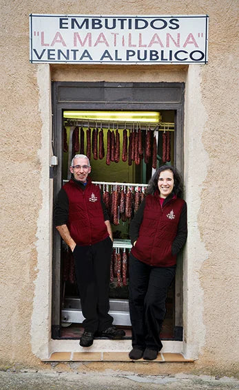 Alfredo y Lola en la puerta de Embutidos La Matillana, en La Matilla (Segovia).