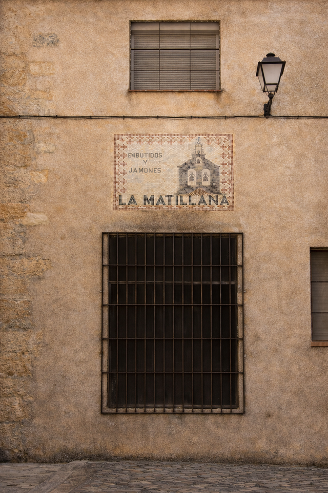 Fachada de La Matillana con el mosaico de Embutidos y Jamones La Matillana.