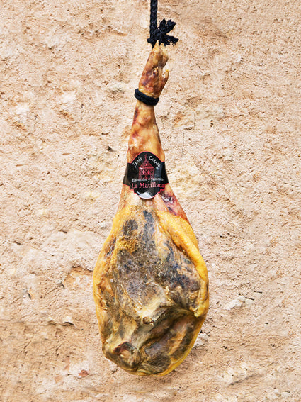 Jamón artesano de Embutidos La Matillana, curado de forma natural en La Matilla, Segovia, siguiendo la tradición familiar desde 1955.