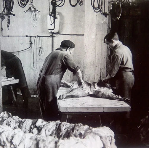 Dos personas trabajando en una mesa del antiguo obrador de La Matillana.