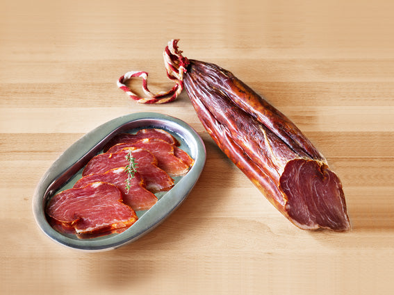 Lomo embuchado La Matillana en pieza y loncheado para degustación, curación natural y tradición segoviana