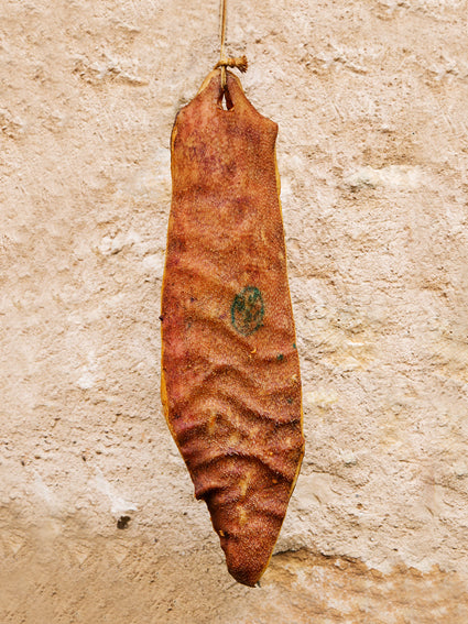 Panceta ahumada y oreada, adobada de forma tradicional y ahumada con leña, producto natural elaborado localmente en Segovia.