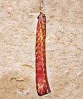 Pieza de lomo colgada ante una pared de piedra.