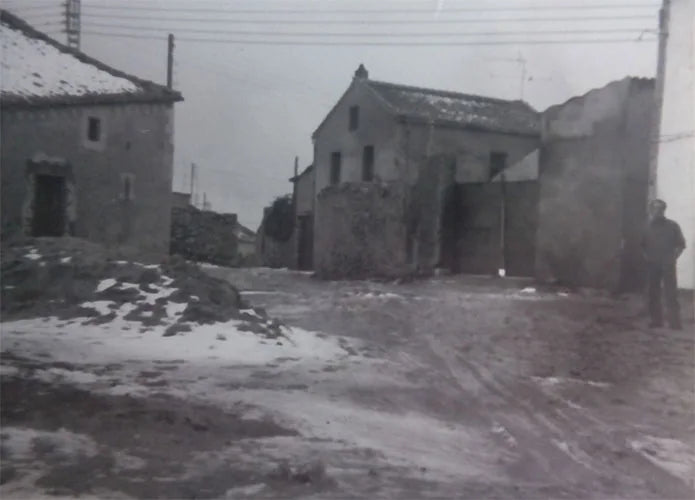 Fotografía antigua de casas de piedra y una calle, conservada en el archivo familiar de La Matillana.